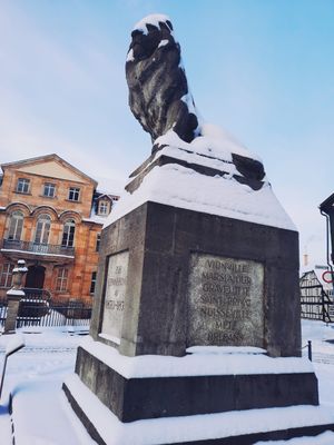 Löwendenkmal mit Schnee
