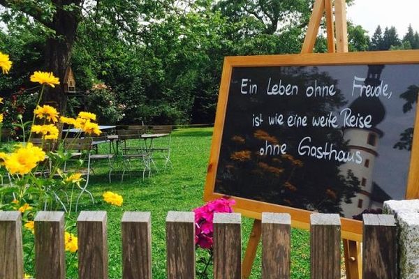 Herrlich grüner Biergarten 200 Plätze