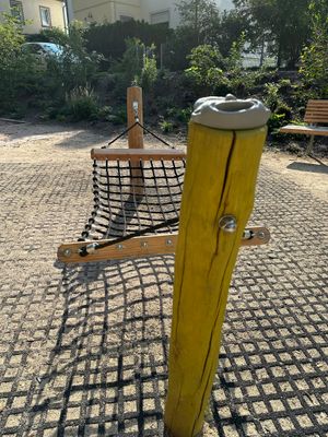 Das Bild zeigt eine Netz-Hängeschaukel am Spielplatz im Stadtgraben in Kronach.