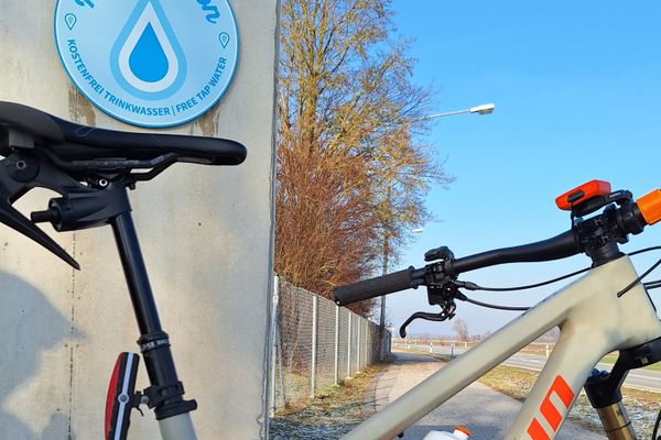 Hinweis auf Refill-Station am Radweg