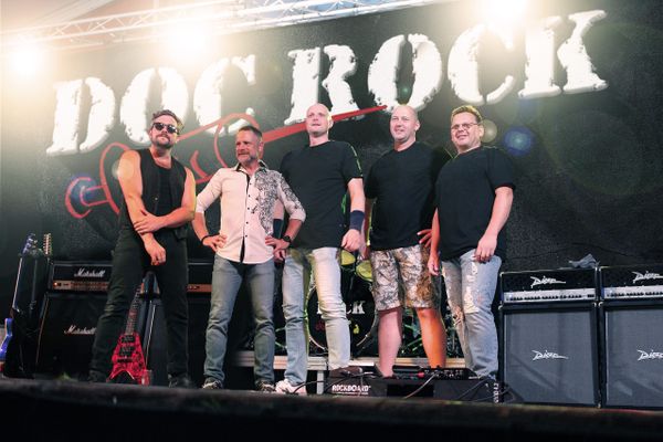 Fünf Musiker der Rockband DocRock präsentieren sich auf einer Bühne