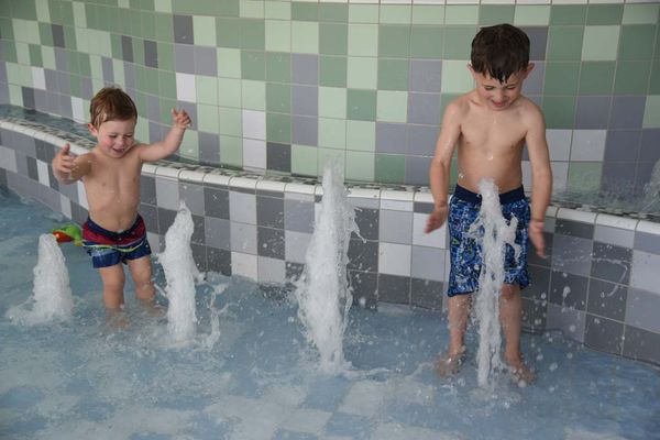 Kinderbecken mit Kindern