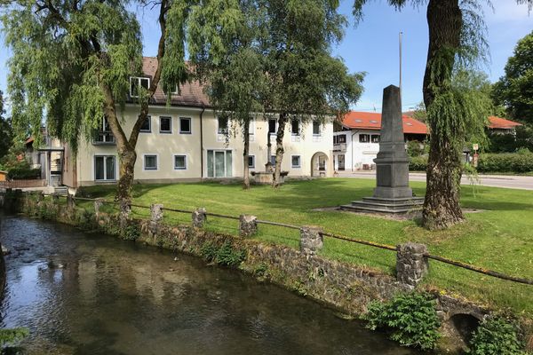 Ortsmitte mit Rathaus von Altenstadt