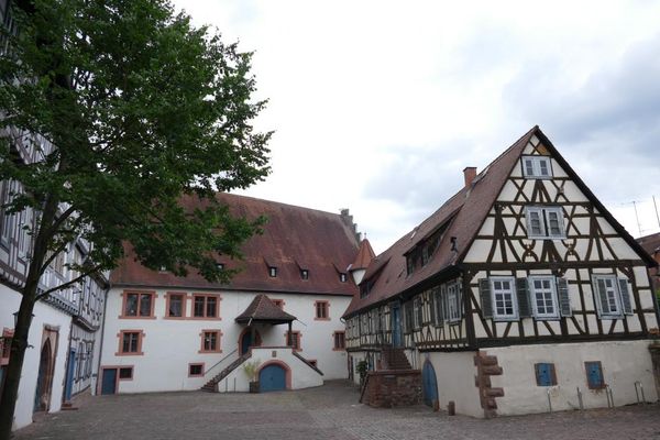 Burghof mit Speichergebaeude und Amtshaus