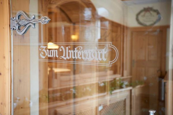 Glastür mit "Zum Unterwirt" Gravur