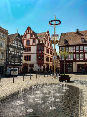Marktplatz Alsfeld mit Maibaum