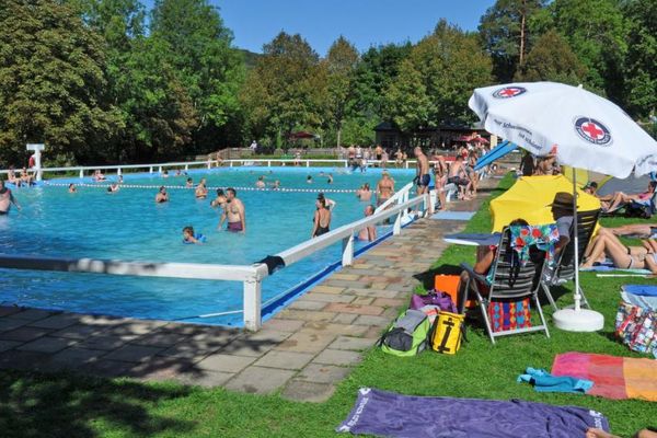 Blick auf das Schwimmbecken mit Nichtschwimmerbereich