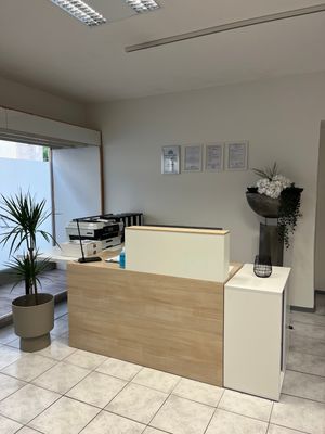Auf dem Bild ist der Tresen im Inneren des Salons zu sehen.