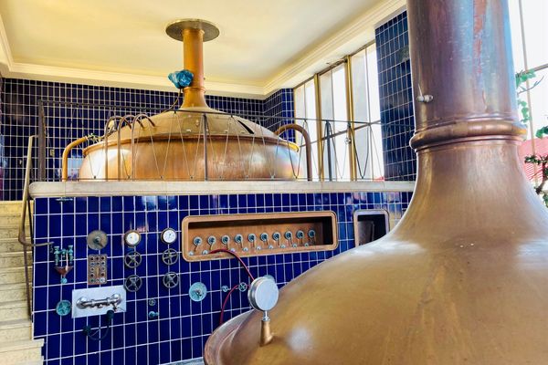 Traditonelles dunkelblau gefliestes Sudhaus mit Kupferkesseln