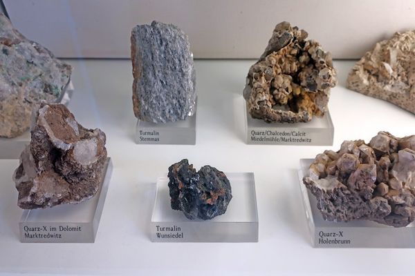 Auf dem Foto ist ein Teil vom Fichtelgebirgsmuseum Wunsiedel abgebildet.