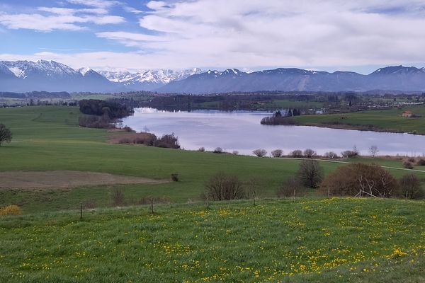 Blick über den Riegsee auf die Alpenkette