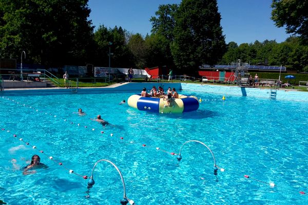 Auf dem Bild ist das Becken im Wunsiedler Freibad mit dem Trampolin zu sehen.