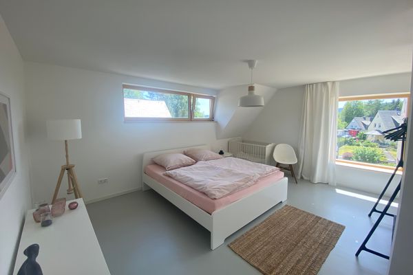 Blick in das Schlafzimmer mit großem Doppelbett