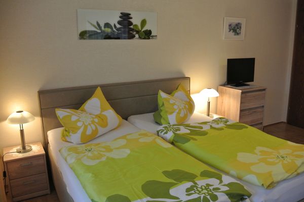 Schlafzimmer mit großem Doppelbett
