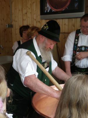 Schaukäsen auf der Schönegger Käse-Alm