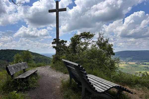 Gipfelkreuz mit Waldsofa und Sitzbank