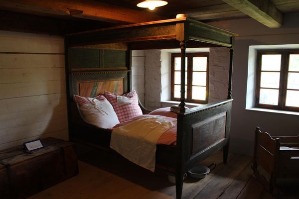 Altes Bett im Rochlhaus Museum