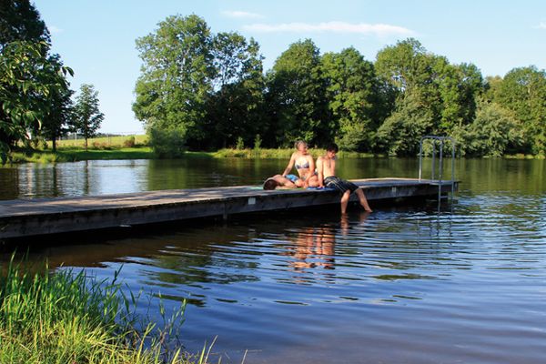 Ausgelassenes Badevergnügen am Bismarckweiher