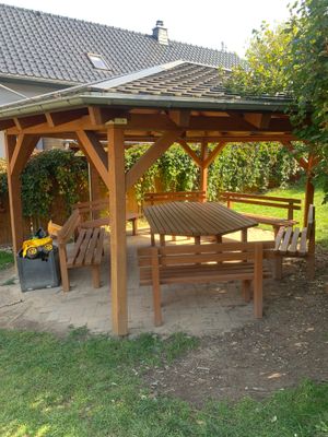 Das Bild zeigt eine überdachte Sitzgruppe am Spielplatz in Lauenhain.