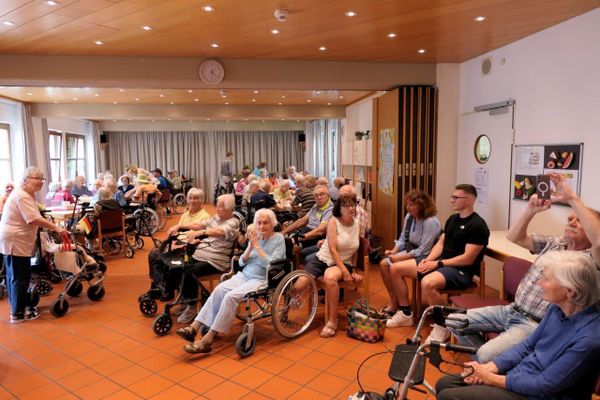 Das Sommerfest beim  Seniorennachmittag im Bonhoefferhaus war eine rundum gelungene Veranstaltung für Jung und Alt.