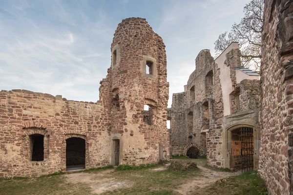 Wandern auf dem Drei Burgen Weg bei der Burg Schwarzenfels im Sinntal