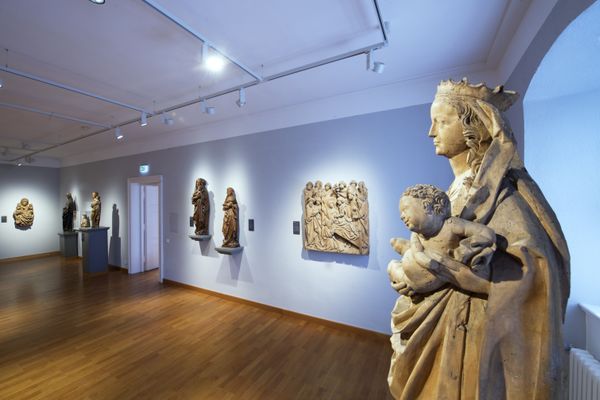 Das Bild zeigt verschiedene Ausstellungsstücke der Fränkischen Galerie