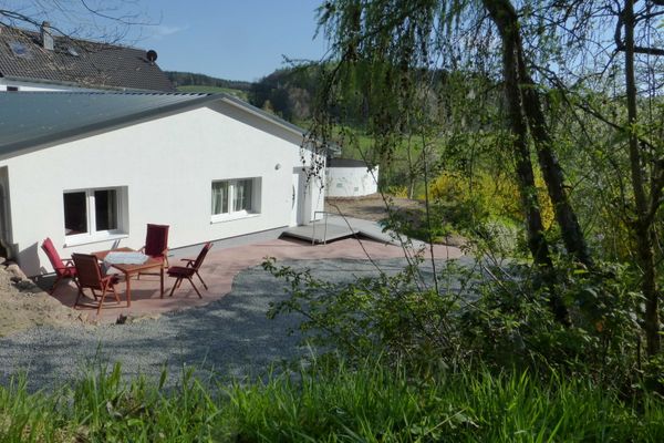 Hausansicht und Terrasse