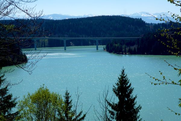 Westlich von Dornau bietet sich am Waldrand ein eindrucksvoller Blick auf die Lechtalbrücke hoch über dem Lech und die dahinter emporragende Alpenkette.