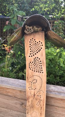 Eine Nisthilfe aus Holz.