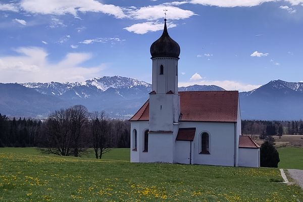 St. Johannisrain bei Penzberg vor der Benediktenwand