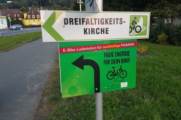 Hinweisschild e-Bike-Lademöglichkeiten Bad Berneck