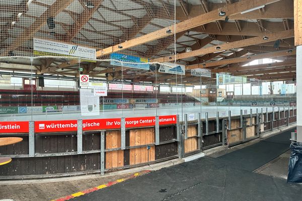 Innenansicht der Kunsteishalle in Peißenberg