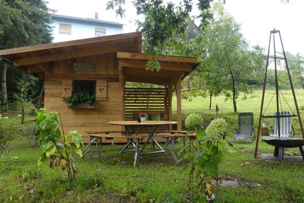 Gartenhütte mit Grillplatz