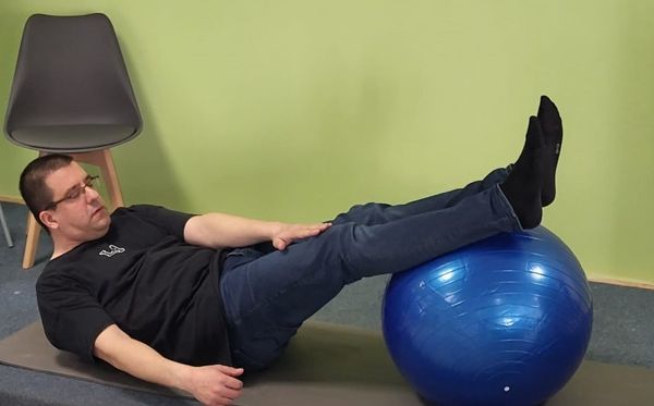 Trainer Michael Städtler am Pezziball