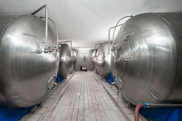 Edelstahl-Lagertanks im Lagerkeller der Brauerei Kanone