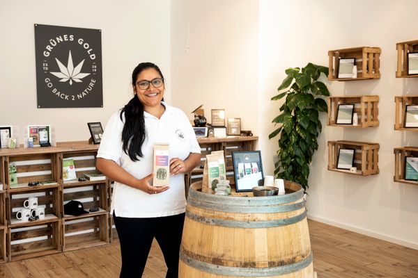Gruenes_Gold_Portrait_Nisha_Schmelz__c__Darmstadt_marketing__Klaus_Mai