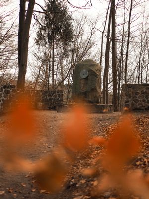 Das Freudenthal-Denkmal im herbstlich gefärbten Liethwald