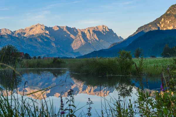 Blick vom Loisachtal auf Wettersteinmassiv und Kramer