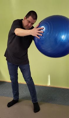 Trainer Michael Städtler am Pezziball