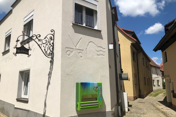 Zum Kunstautomat umgebauter Zigarettenautomat an einer schmalen Hauswand in der Altdorfer Altstadt.