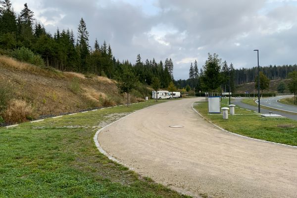 Wohnmobilstellplatz mit Wohnmobil darauf.
