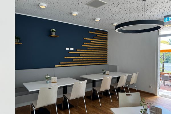Auf dem Bild ist der Innenraum mit Stühlen und Tischen des Museumscafés zu sehen.