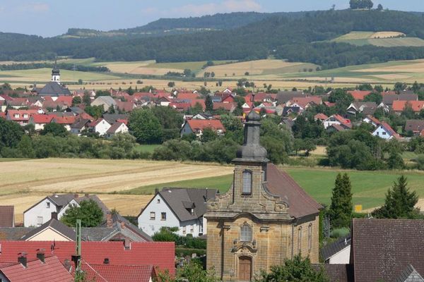 Blick vom Ortsteil Unterbrunn aus über Ebensfeld zum Ansberg (Veitsberg) hin