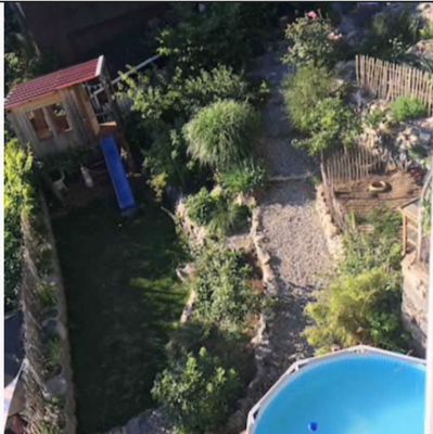 Blick auf den Garten mit Pool