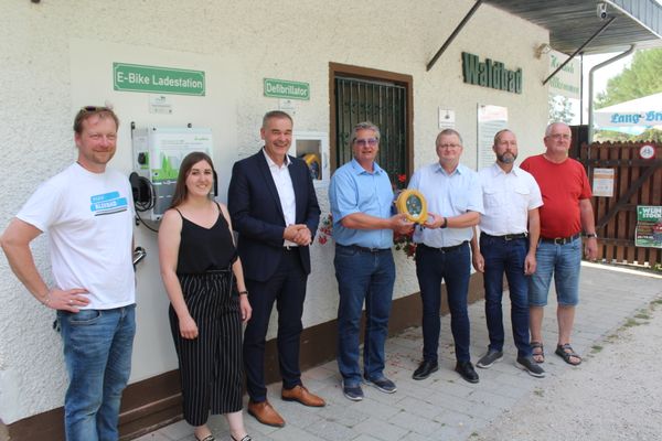 Einweihung der E-Bike-Ladestation und des Defibrillators.