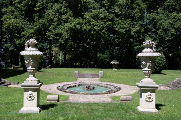 Detailreich verzierte Stelen im rückseitigen Garten und Park des Schlosses
