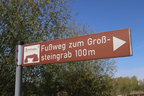 Straßenhinweisschild für den Fußweg, der zum Großsteingrab Kahlstorf führt