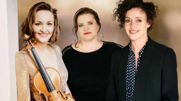 Bild des Datensatzes Nibelungen-Festspiele - Rezitationskonzert LANDSCHAFTEN von Roger Willemsen  mit Maria Schrader, Franziska Hölscher und Lauma Skride