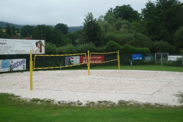 Auf dem Bild ist das Volleyballfeld im Freibad zu sehen.