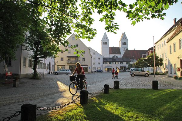 Majestätisch erheben sich die Kirchtürme der Klosterkirche am Marktplatz in Steingaden.